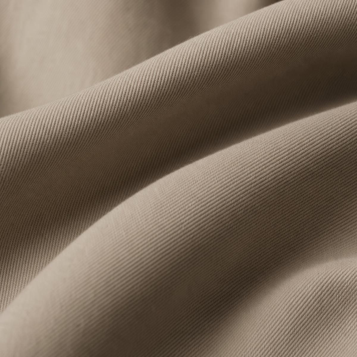 Detalhe macro da trama diagonal do tecido de sarja em calça masculina esporte fino