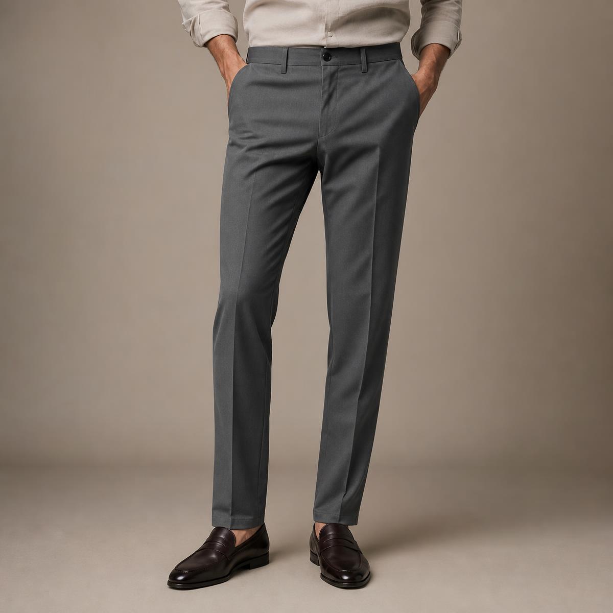 Homem usando calça masculina esporte fino de sarja cinza com caimento reto